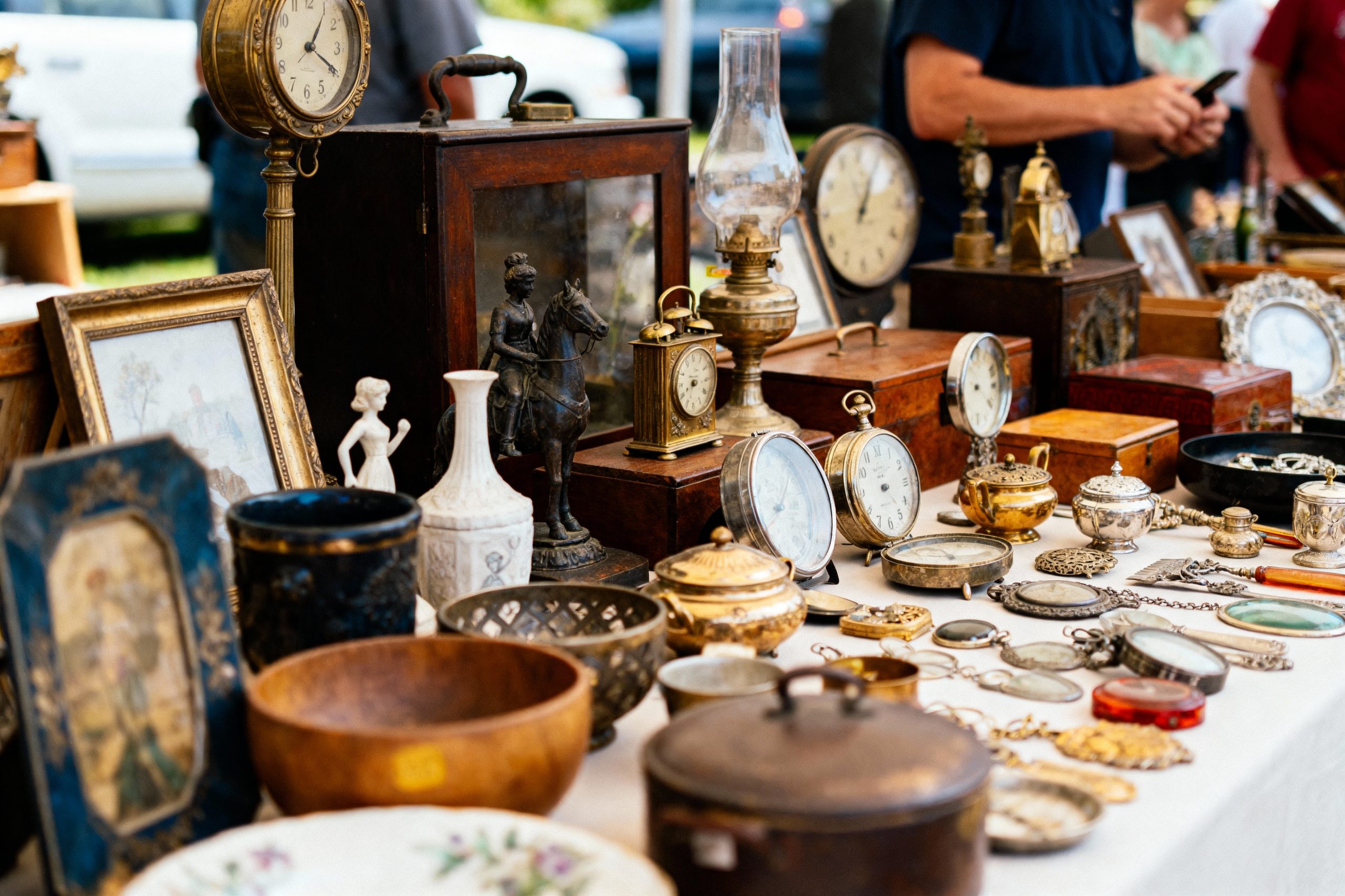 how to run an antique flea market booth